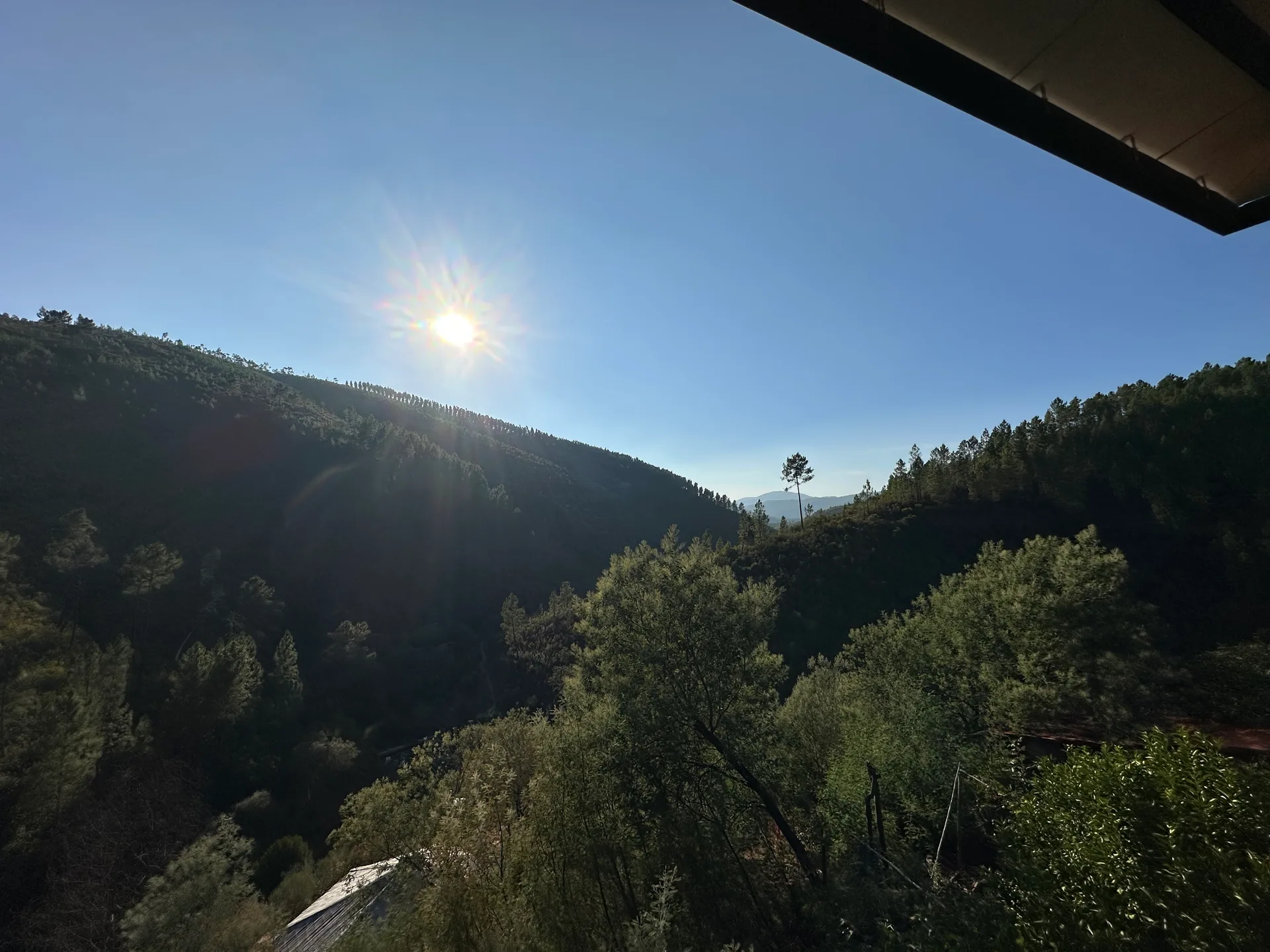 Yoga-Shala mit Blick ins Tal